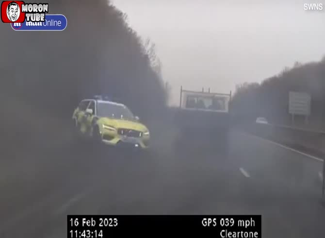 Video :To get away, he forces a police car into the landscape
